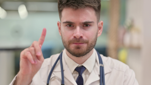 La mesure phare de ce texte prévoit « de flécher l’installation des médecins, généralistes et spécialistes, vers les zones où l’offre de soins est insuffisante ».