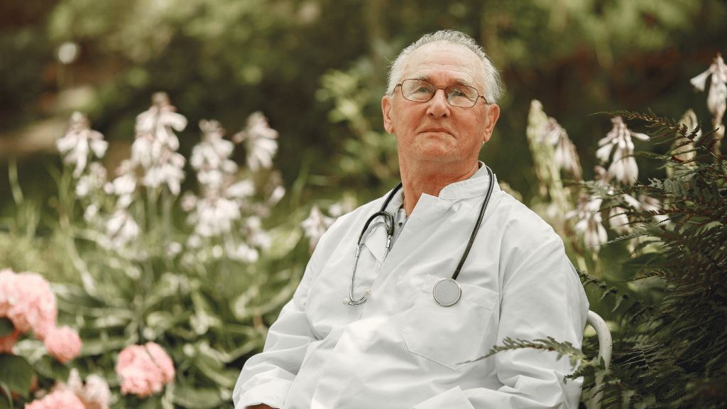 Médecin en âge de prendre votre retraite : prolongez votre activité grâce à une exonération de cotisations