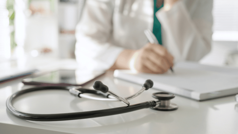 Loi de finances 2026 : quels impacts pour les médecins et dentistes libéraux (SELARL, SELAS, holdings SPFPL et SMHF)